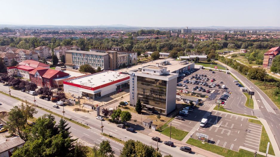 Cladire cu functiuni mixte - Poză 1