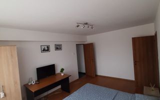 Apartament cu 3 camere - Centru/Piata 700 - Poză 2