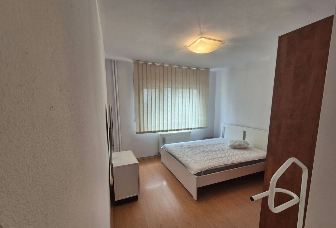 Închiriez apartament cu 3 camere,  centru - Poză 5