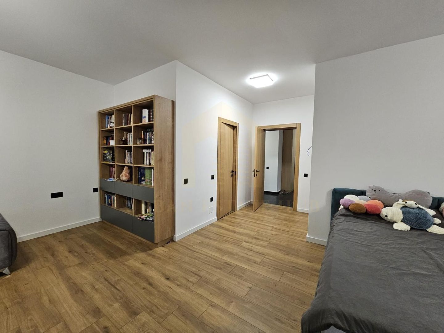 Vanzare  cladire cu 2 apartamente,  600 mp, garaje subterane, Andrei Muresanu - Poză 16