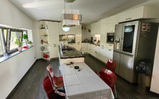 Vila deosebită cu 6 camere, piscină și grădină amenajată – Florești. - Poză 4