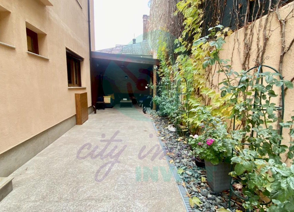 Vila cocheta cu teren de 400 mp - Poză 4