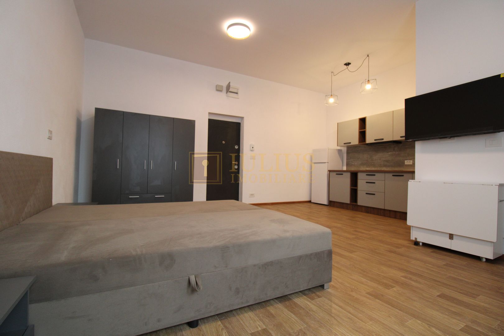 Zona Lunei, o camera, prima inchiriere - Poză 1