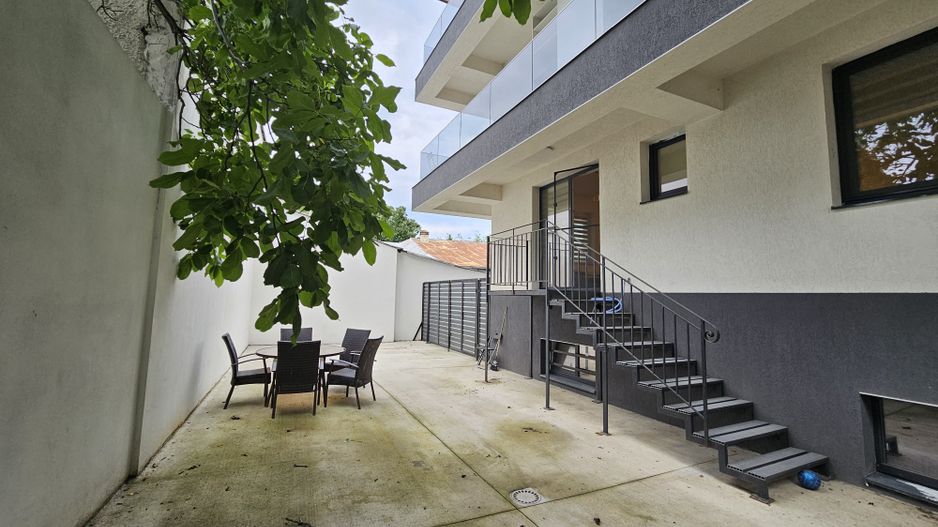 Apart 2 cam cu curte si loc de parcare - Poză 2