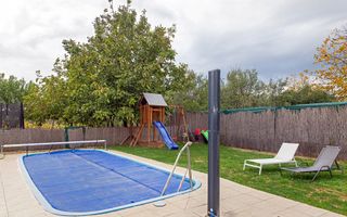 Vilă cu 5 dormitoare, 4 băi, 2 248mp teren, piscină. Preț: 229 000 Eur - Poză 15