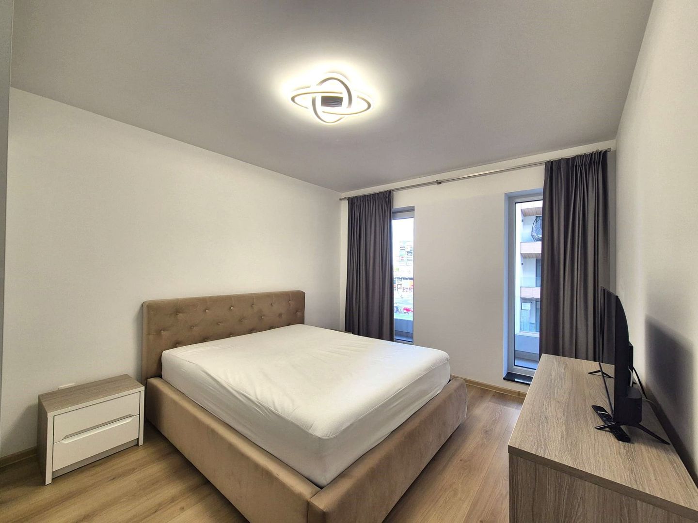 Zona Coresi, str. 13 Decembrie, apartament spațios, bloc nou, loc parcare - Poză 17