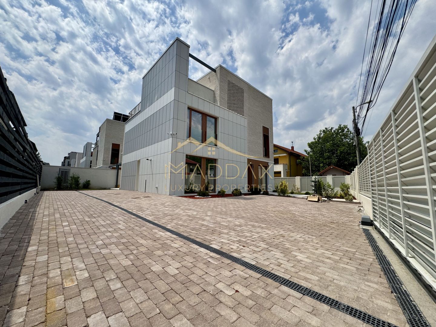 Vila cu 6 camere *575mp* / 12 locuri parcare // Pipera- Iancu Nicolae - Poză 2