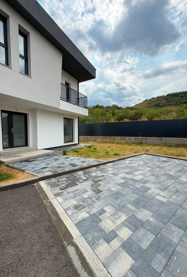 Triplex 4 camere DECOMANDATE, 112 mp utili, 184 mp curte, Urusagului - Poză 1