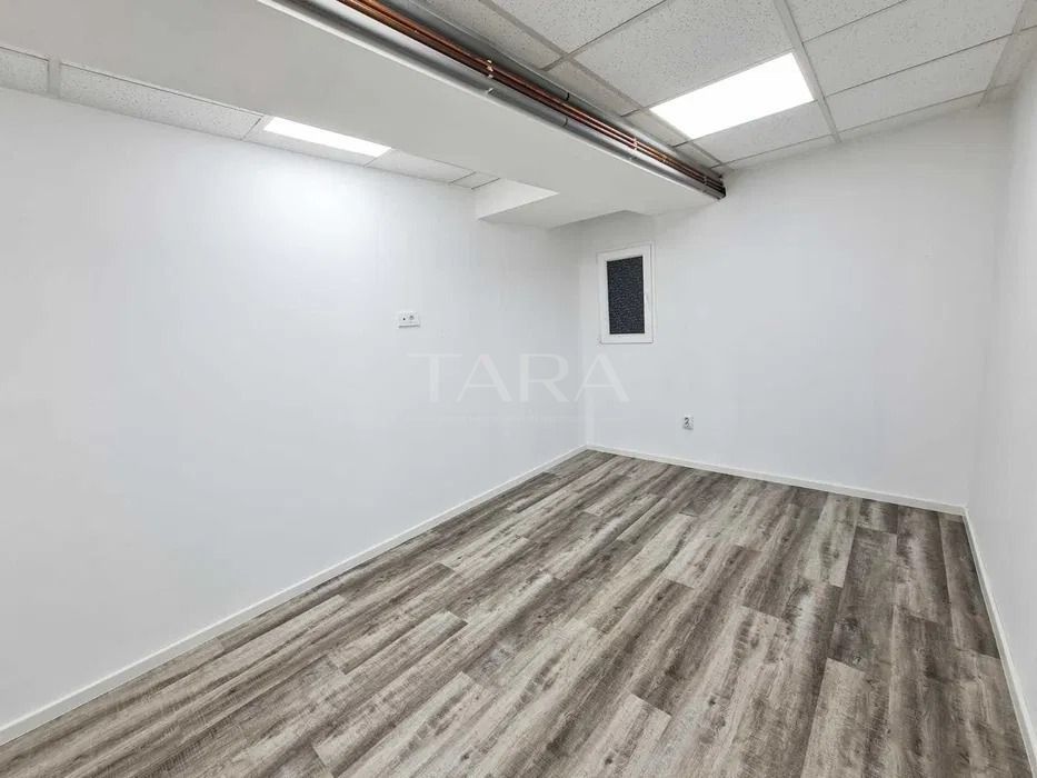 Camera/ Spatiu perfect pentru birou sau depozitare - Poză 1