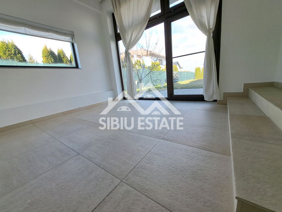 Casa cu 4 garaje, terase panoramice, teren mare - Poză 16