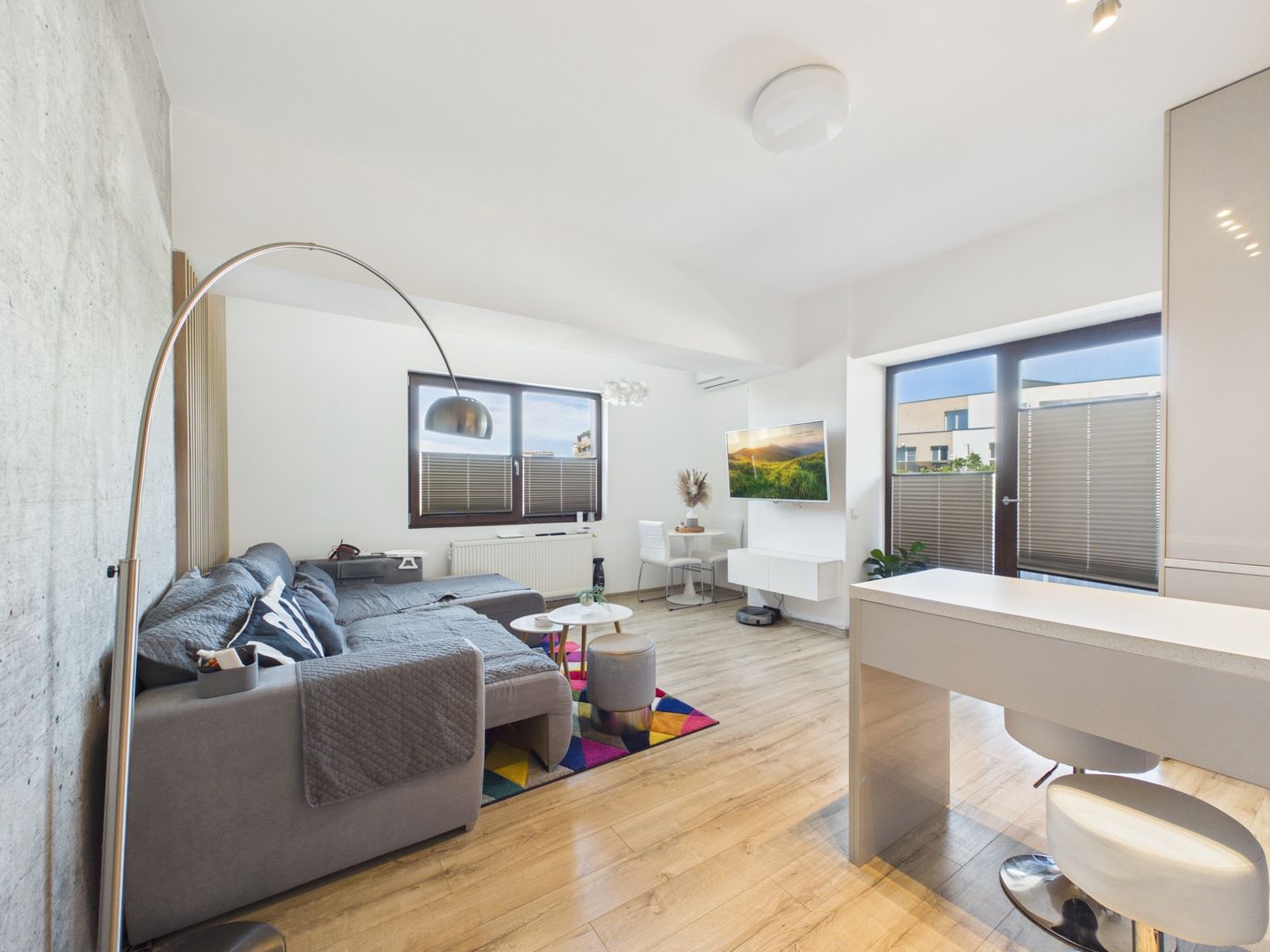 Apartament cu 3 camere de vanzare, centrala proprie - Mihai Bravu - Poză 2