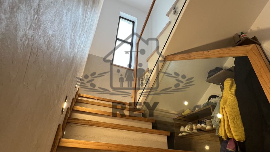 Casă de tip triplex la vânzare 6 camere /Șelimbăr /Secția 1 de Poliție - Poză 4