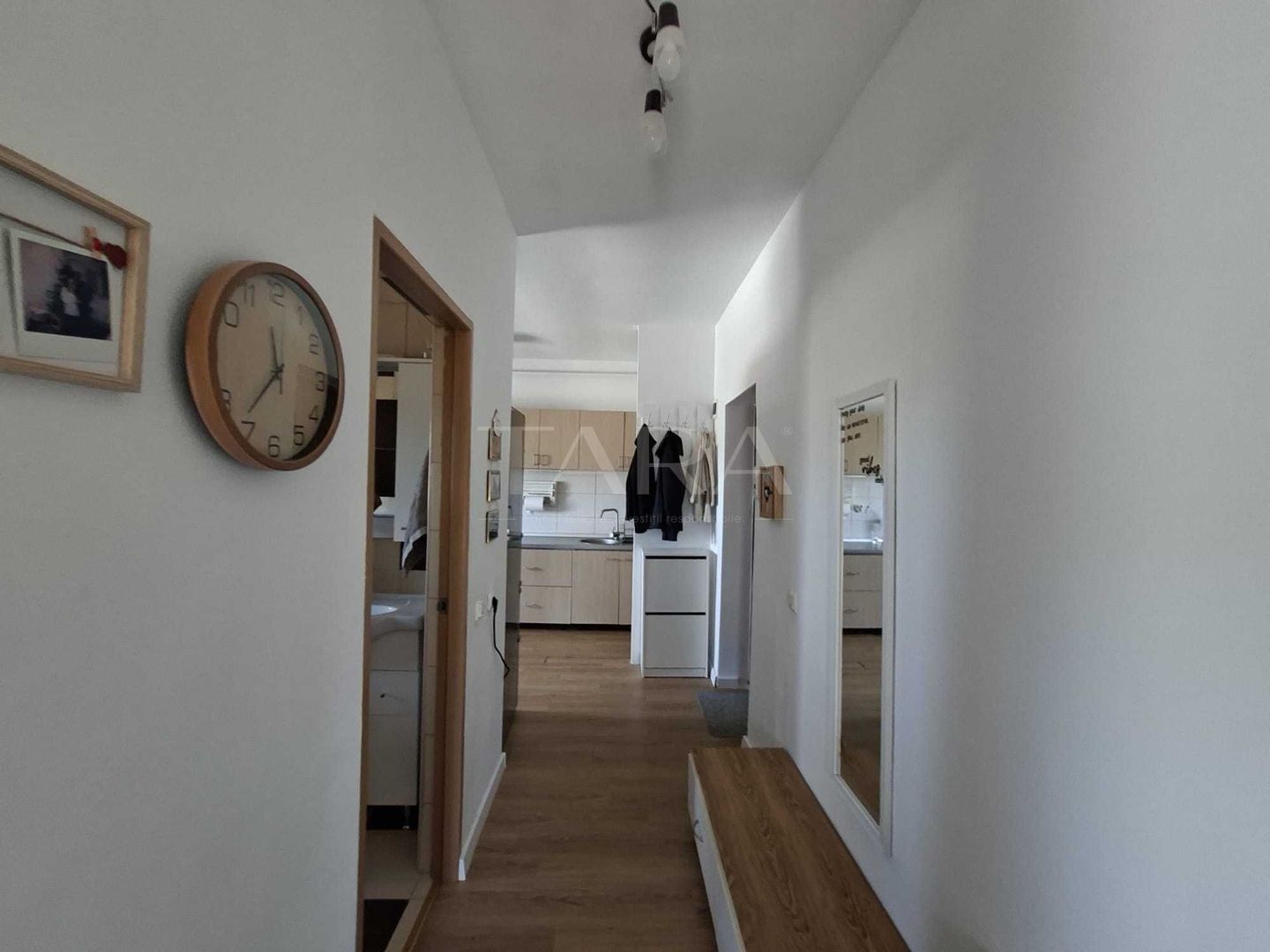 Apartament spațios pe 2 niveluri, complet mobilat și utilat. - Poză 3