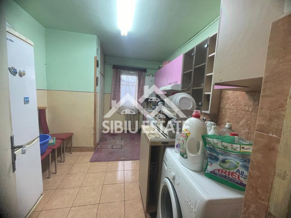 Apartament de vanzare cu 3 camere, decomandat,  2 balcoane, pivnita - Poză 1