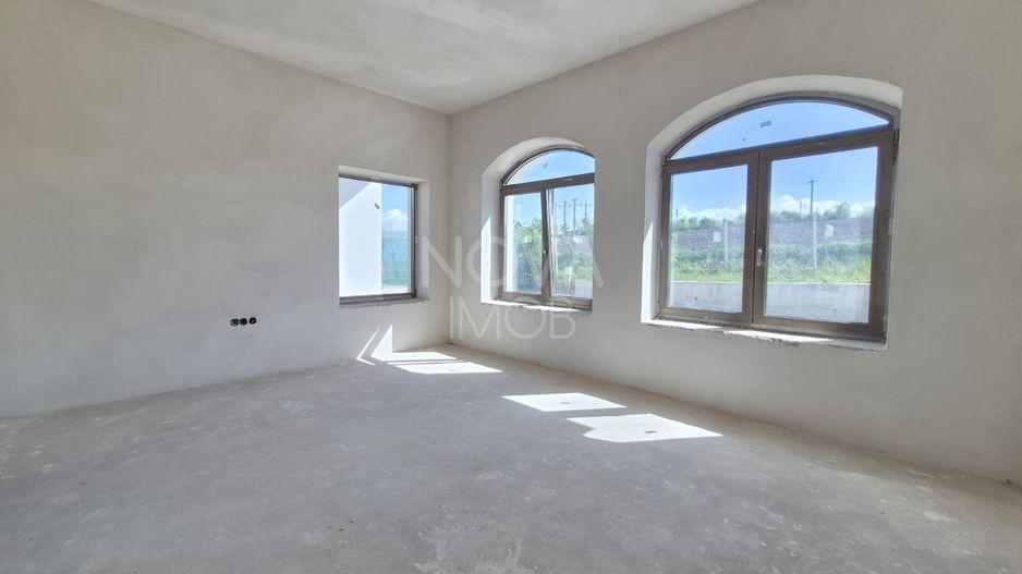 Casa generoasa cu 7 camere, 3 bai, dressing si parcare – Sura Mica - Poză 6