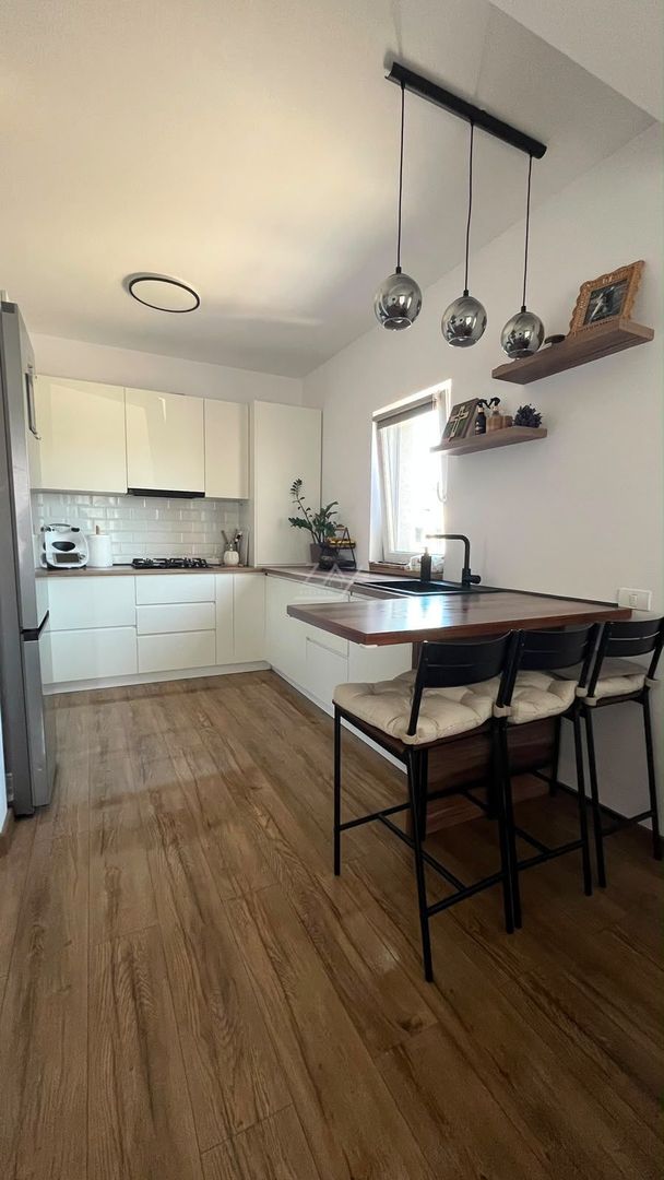 Apartament nou la asfalt.Mobilat si utilat complet. 2 locuri de parcare. - Poză 2