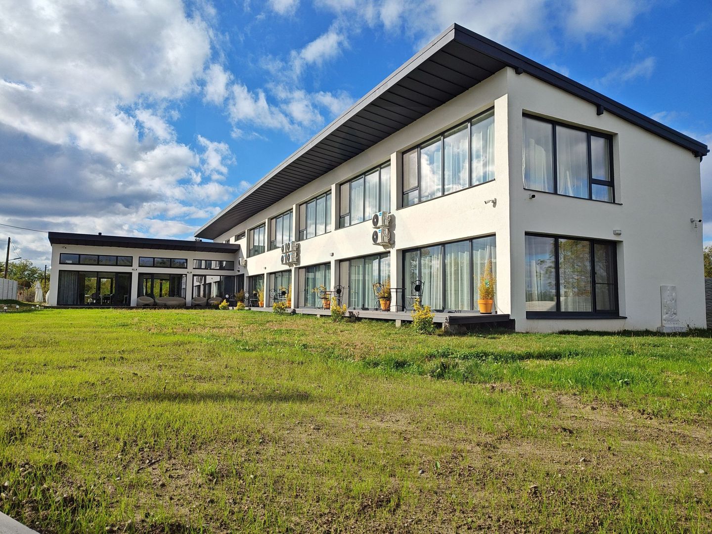 Pensiune 600 mp an 2023 si casa 130 mp teren 4600 mp zona V. Avrigului - Poză 3