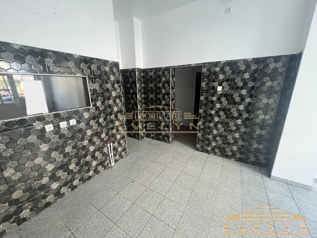 De Vanzare Spatiu Comercial, Zona Imparat Traian ( la 2 min. de MALL ), pret 81000 euro negociabil - Poză 1