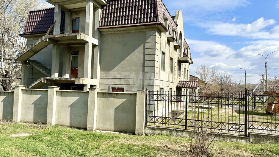 De vânzare – Bloc cu destinație comercială în Anenii Noi, pe Strada Centrală. - Poză 4