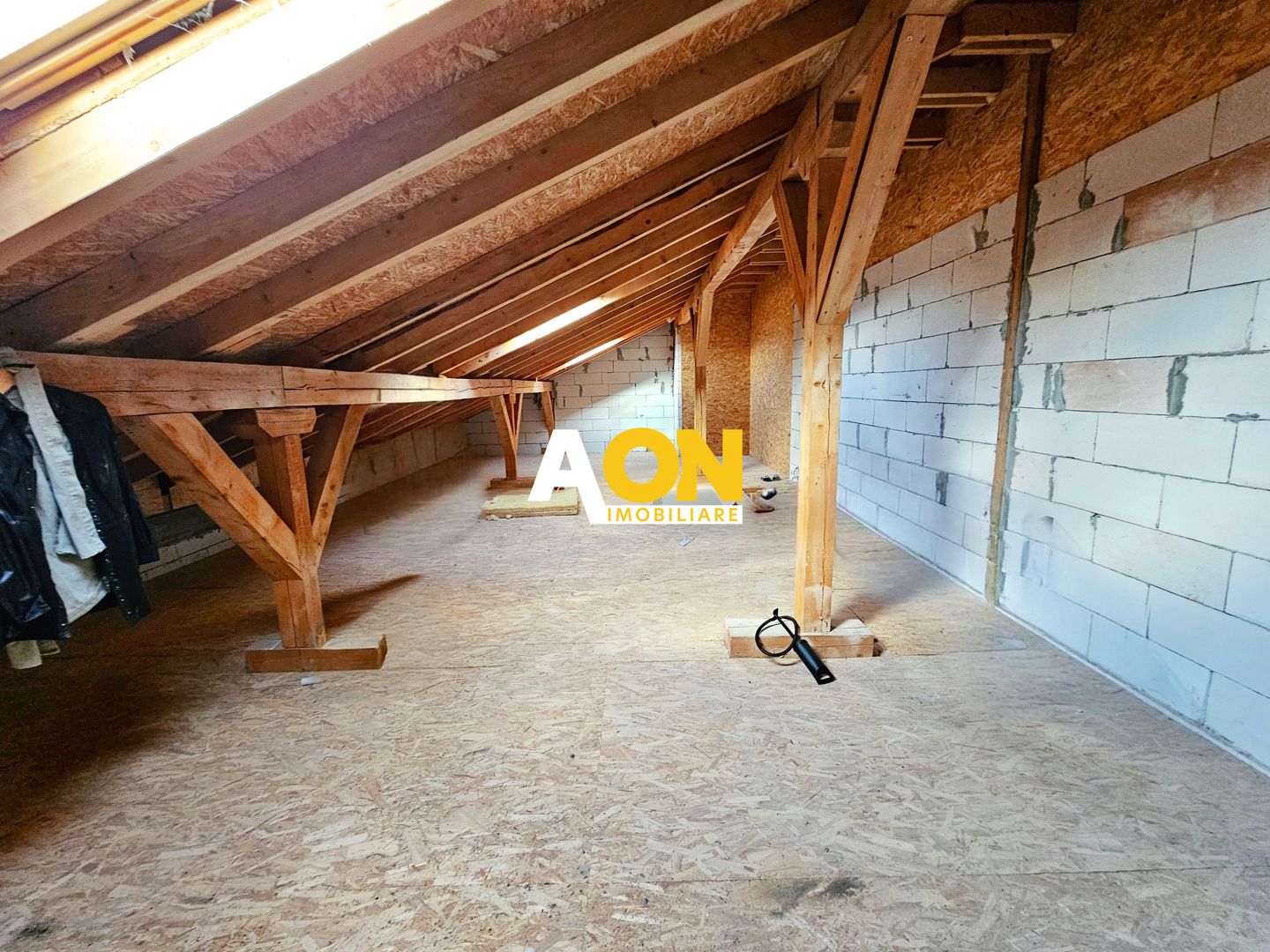 Apartament 3 camere, 2 bai, 67 mp + mansarda 90 mp + boxa + parcare - Poză 11