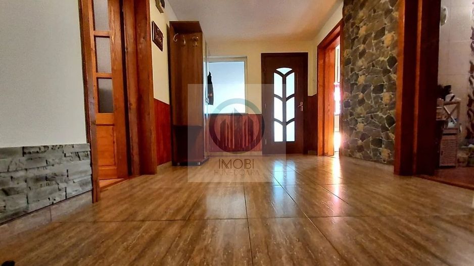 Vila Impresionanta în Deva–Construcție Solida 3 garaje inclus elevator - Poză 2