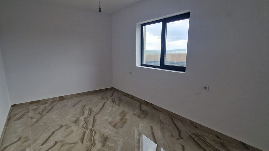 Casa plan parter 3 camere 70 mp/teren 400 mp Ciurbesti 149000 euro - Poză 7