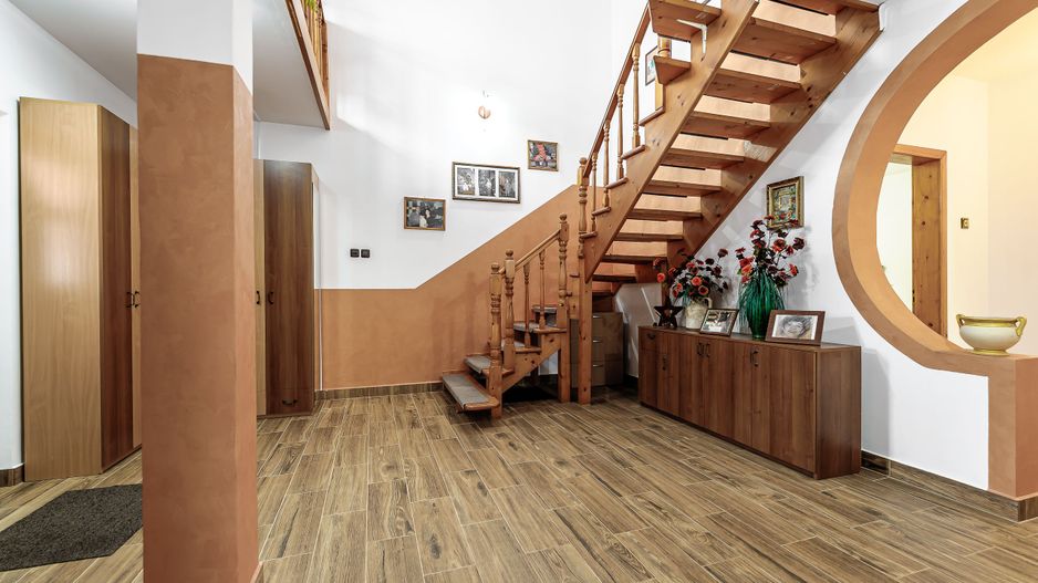 Casă generoasă cu două apartamente în Bujac - Poză 2