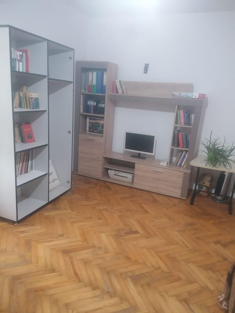 Vand apartament 3 camere langa policlinica Malcoci - Poză 1
