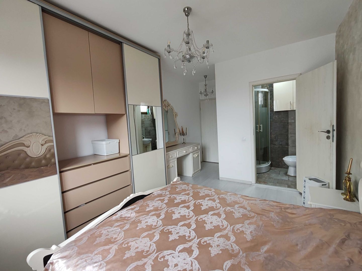 Apartament 3 camere/Două bai/curte proprie și parcare - Poză 3