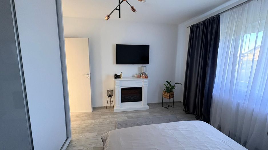 MOBILAT-UTILAT, 3 CAMERE, CURTE SPATOASA - Poză 5