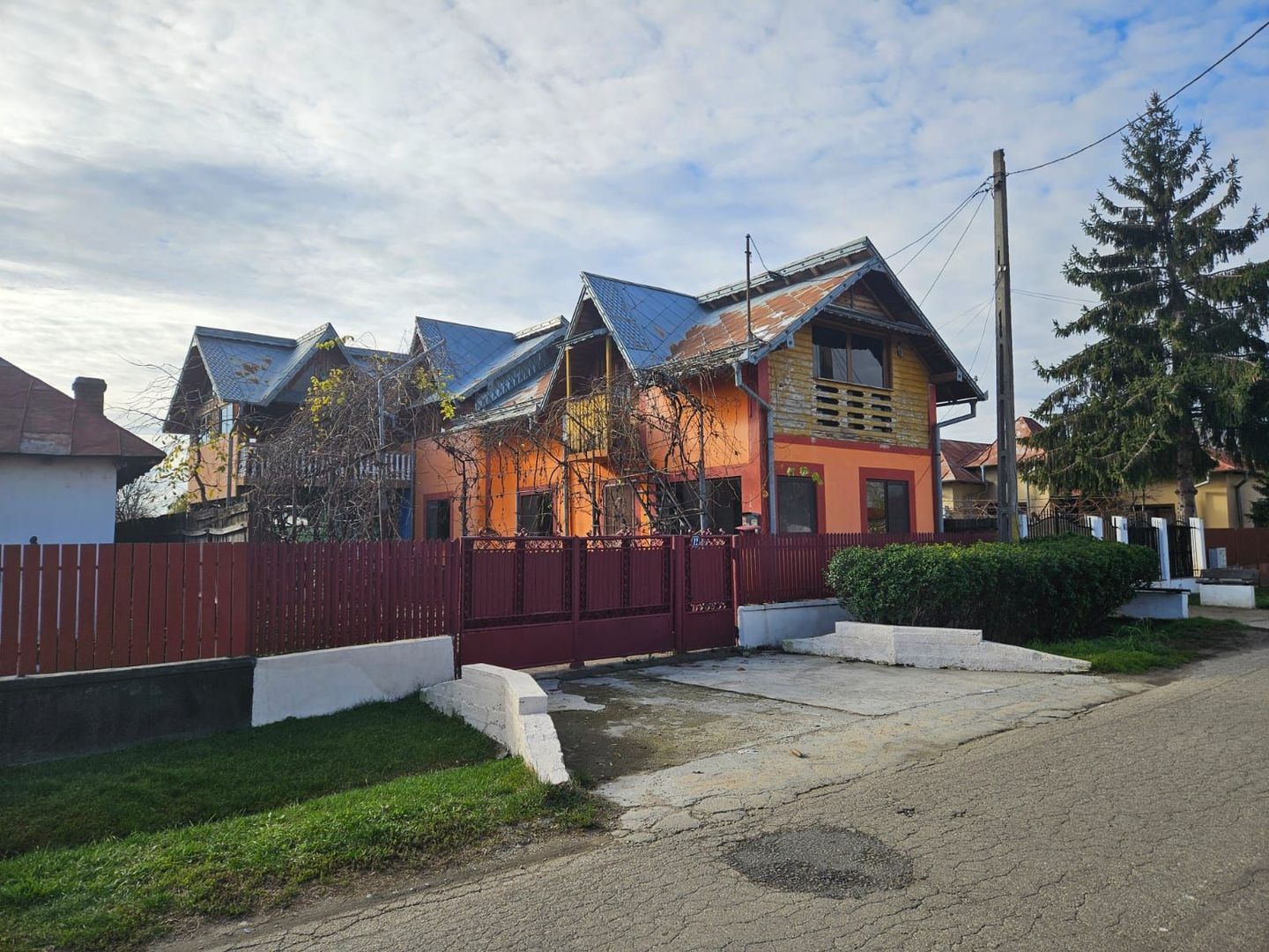 Casă de vânzare în Golești – locație excelentă lângă muzeu - Poză 1