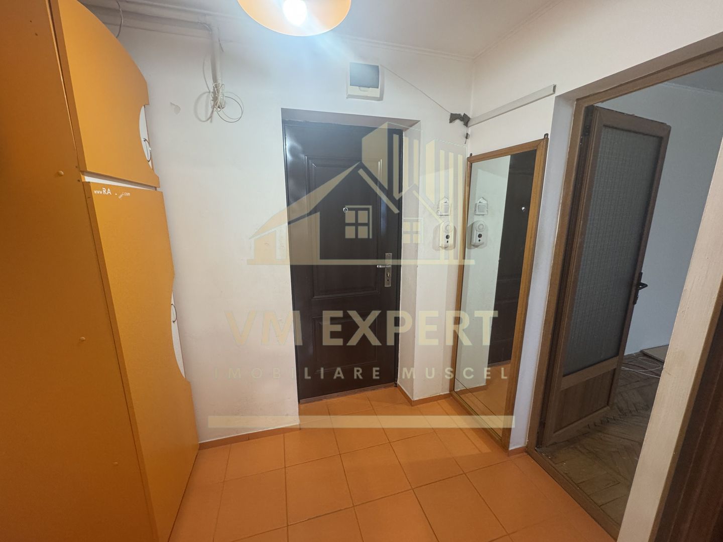 APARTAMENT 2 CAMERE ETAJ 2 CAMPULUNG - Poză 2