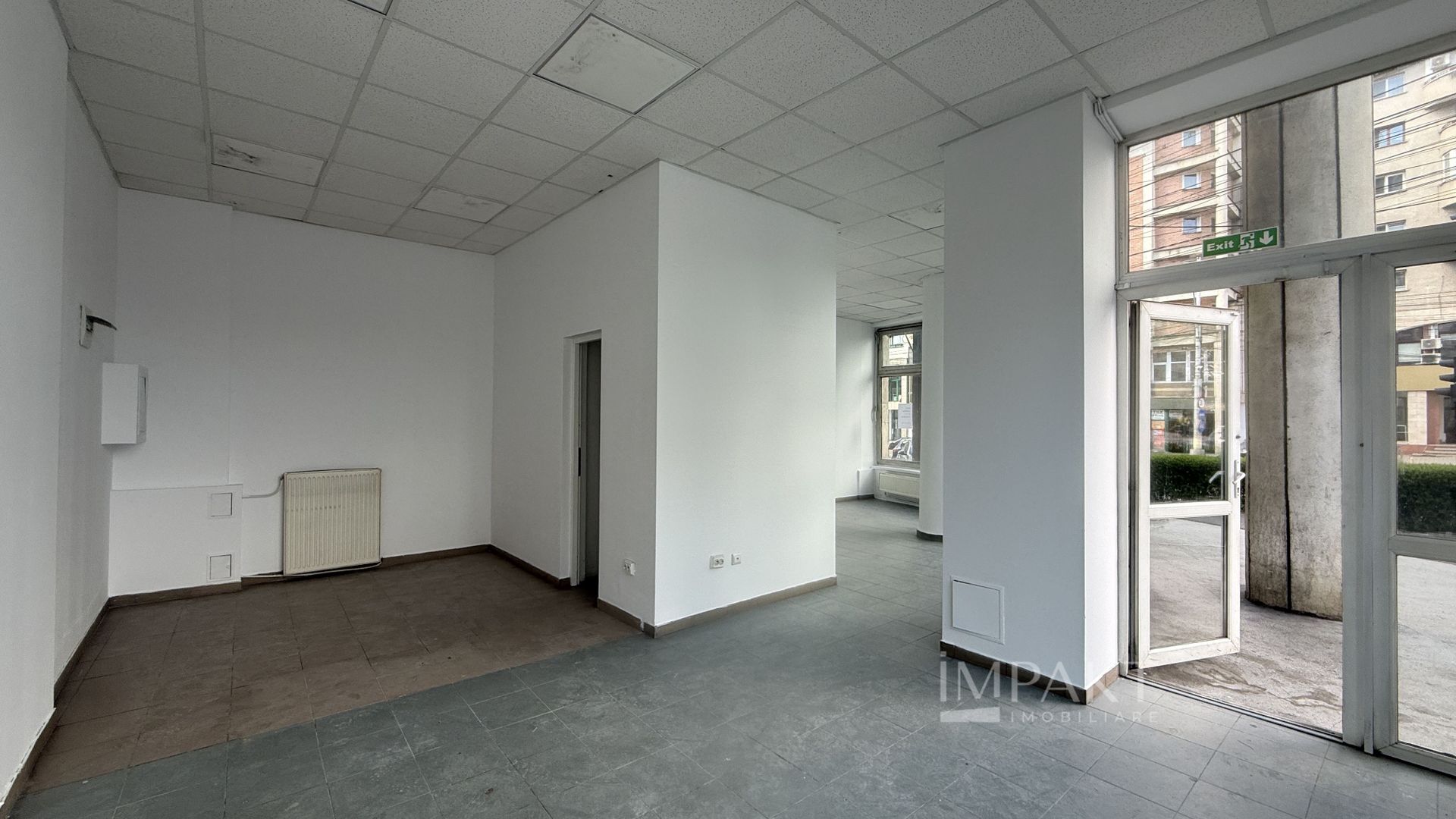 Spatiu comercial cu vitrina generoasa aproape de centru - Poză 1