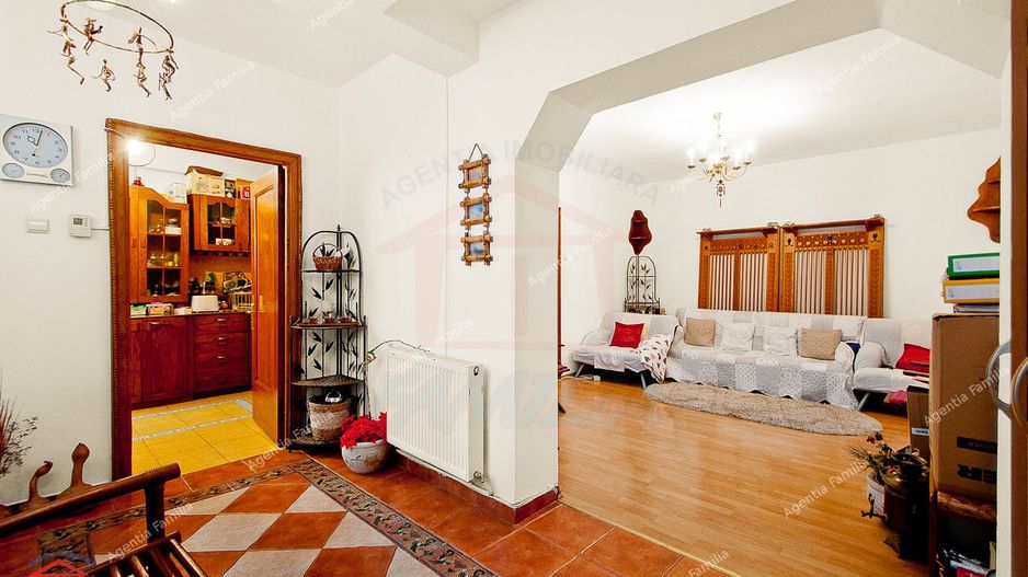 Vila cocheta, situata in centrul istoric al orasului - Poză 1