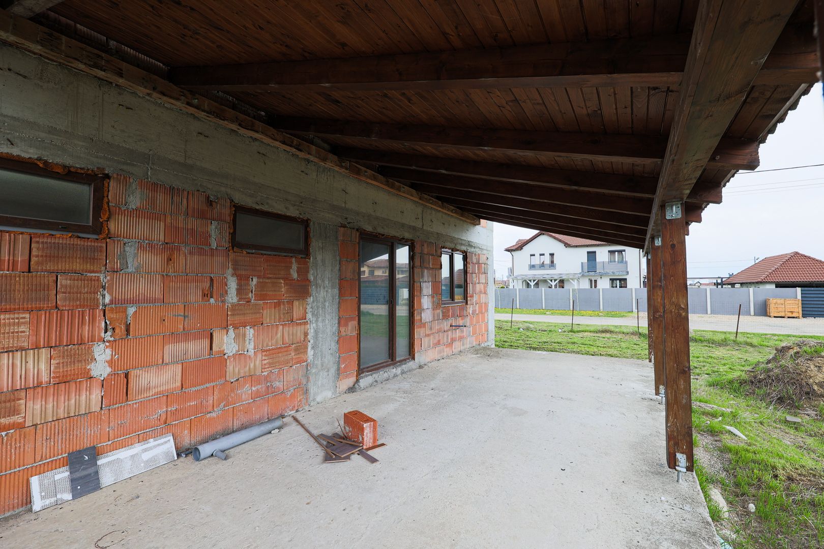 Casă nouă, impunătoare și luminoasă, construită cu griijă la detalii. - Poză 12