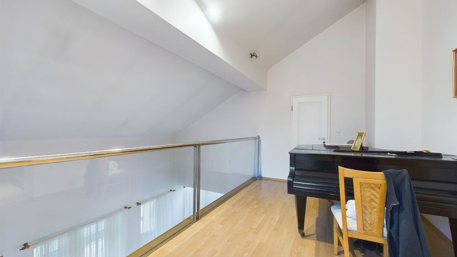 Casă situată Central în Dumbrăvița - Poză 15