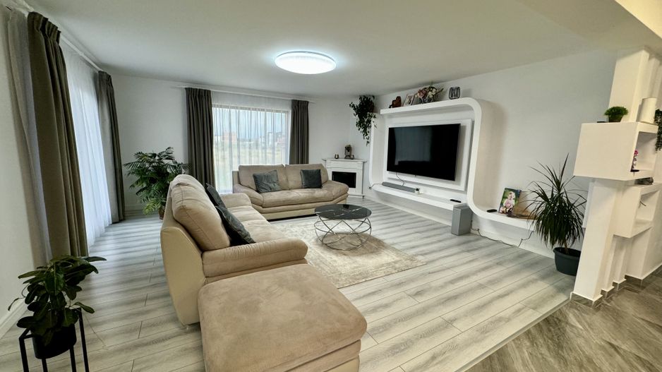 Casă Spațioasă de Vânzare în Ghimbav | Două Apartamente | Teren 579 mp - Poză 3