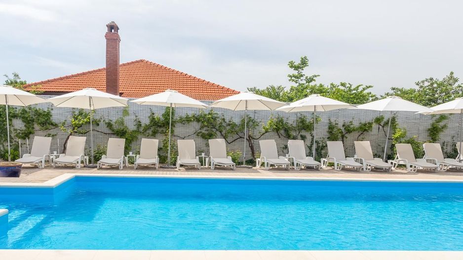 Vila turistica cu 50 camere de vanzare in 2 Mai/Constanta - Poză 1