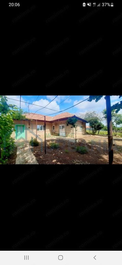 Vând casa cu 5camere în sat cîrja vaslui, teren 1900mp, apa trasa,curent, casa trebuie renovată, - Poză 1