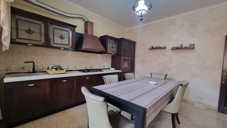 Vila generoasa de inchiriat intr o zona principala a orasului - Poză 14