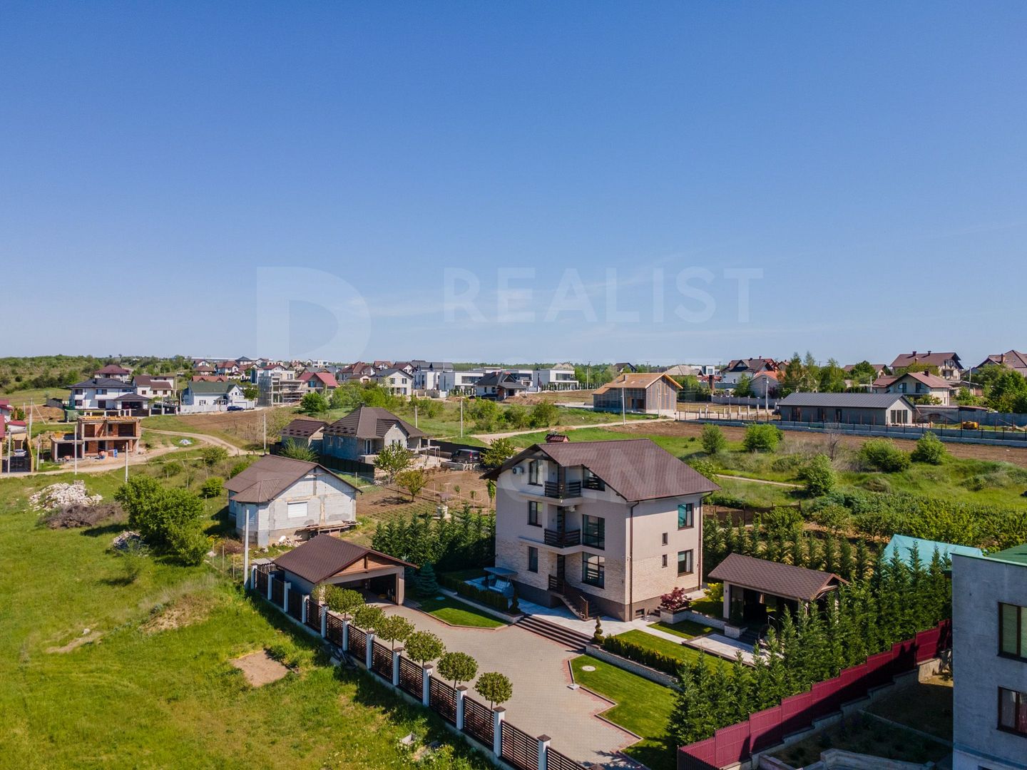 Vânzare, casă, 3 nivele, 4 camere, strada Schinoasa, com. Bacioi - Poză 2