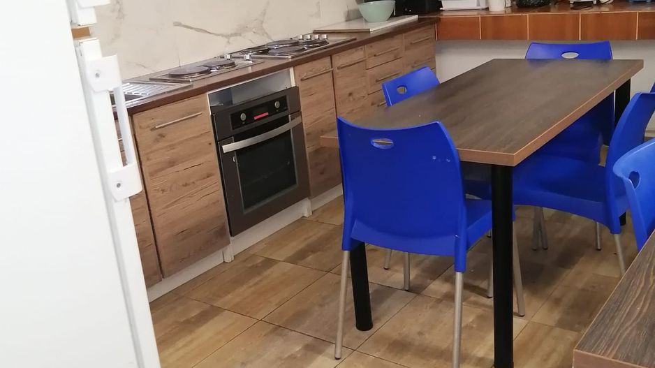 Etaj de inchiriat/ camere+ bai/bucatarie/spalatorie - Poză 19