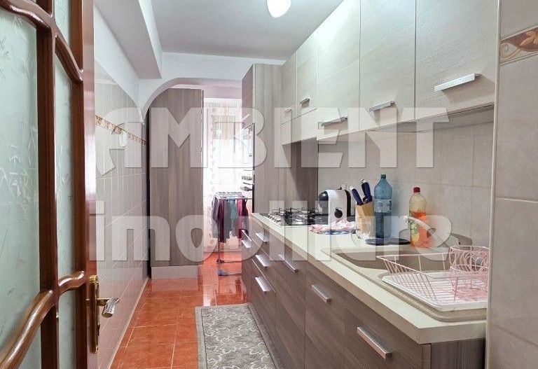 Apartament cu 3 camere, mobilat si utilat, etaj 1, zona Centru; - Poză 3