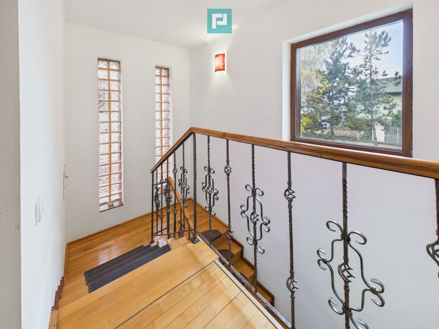 Casă spațioasă în Popești-Leordeni - Poză 17