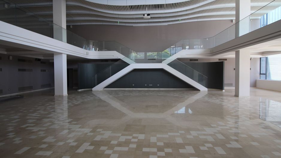 Spatiu comercial la artera pretabil showroom - Poză 2