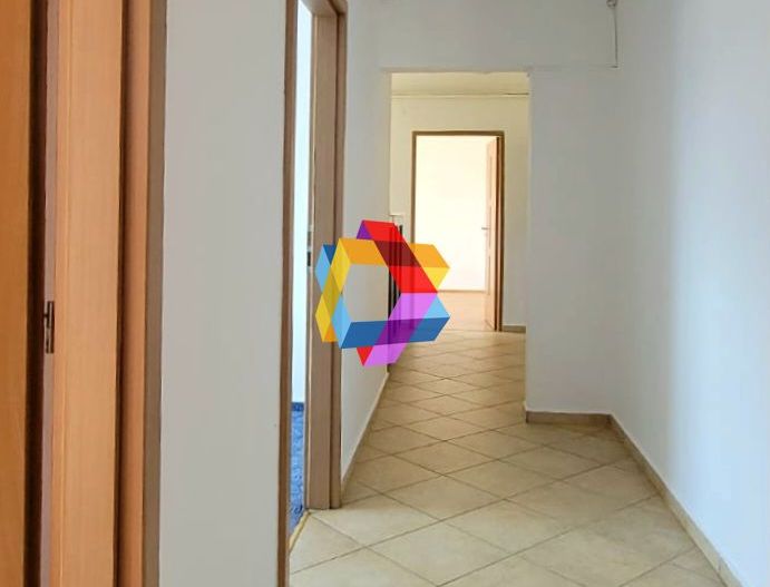 Apartament cu patru camere, zona Grivitei 80mp - Poză 2