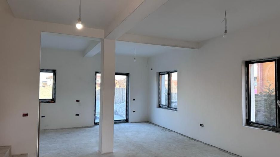 Duplex spatios despatit prin spatiu tehnic - 5 camere - Poză 2