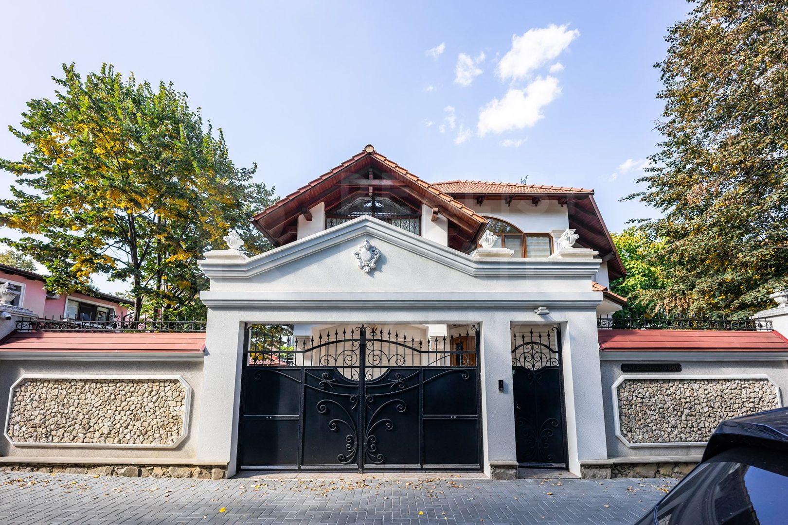 Se oferă spre chirie casă exclusivistă amplasată în Centul orașului - Poză 1