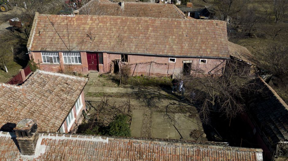 Casă cu teren generos de 2,880mp în Secusigiu - Poză 22