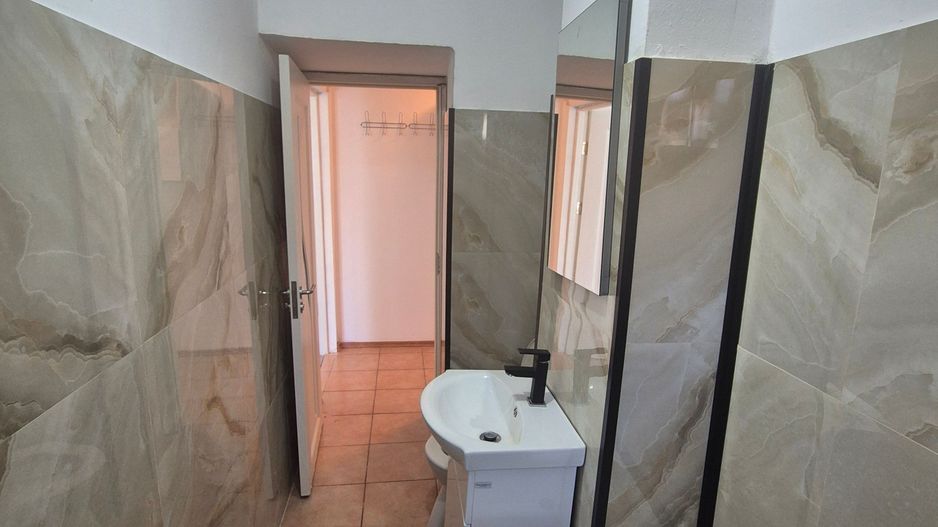 Închiriez apartament 1 camera etajul.1 - Poză 4